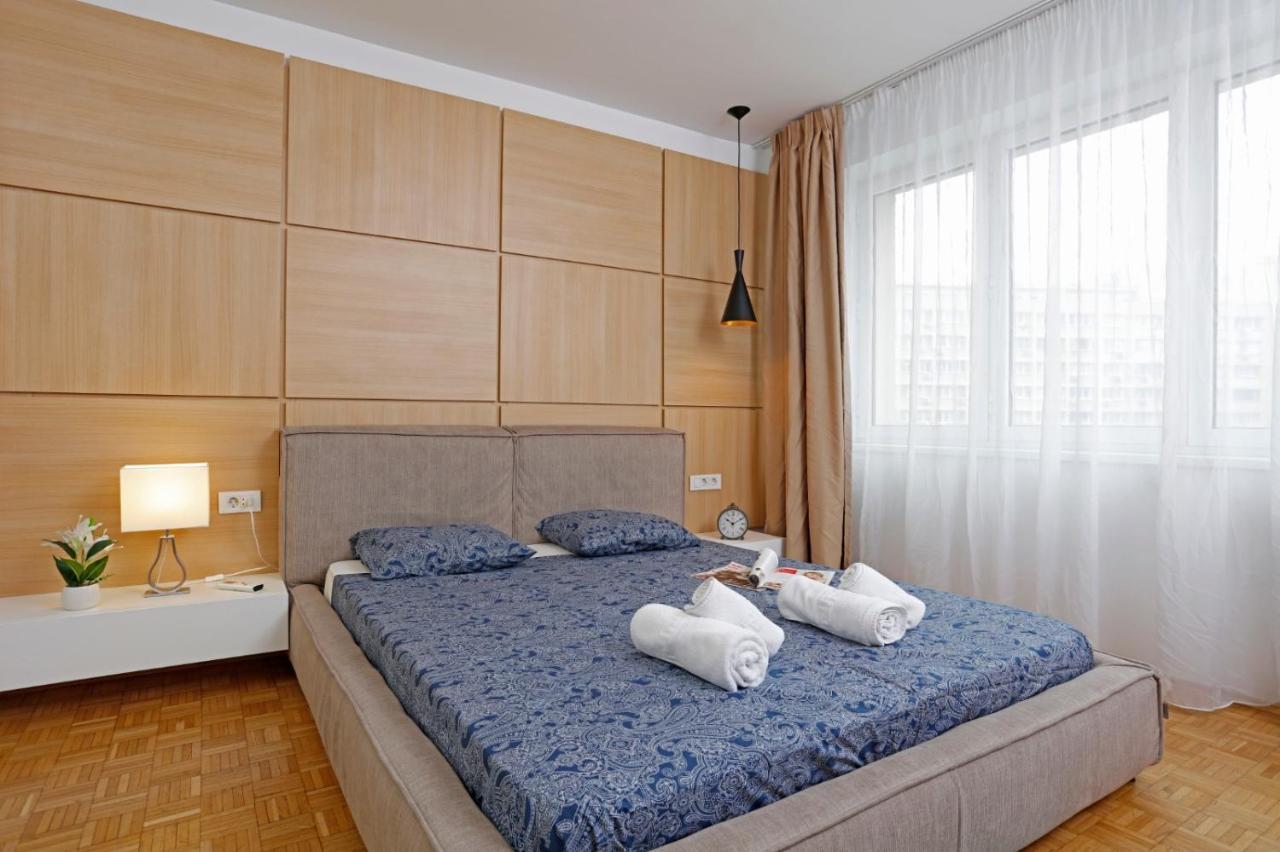 Lovely 2 Bedroom Apartment Near Old Town Bukarest Exteriör bild