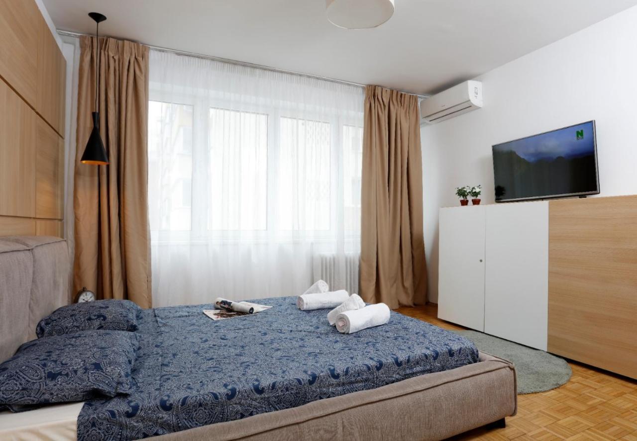 Lovely 2 Bedroom Apartment Near Old Town Bukarest Exteriör bild