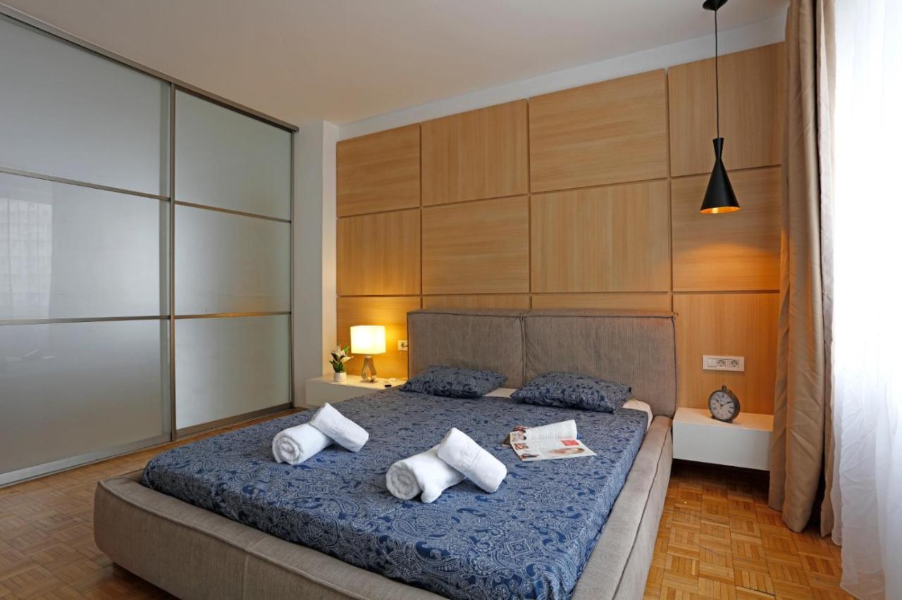 Lovely 2 Bedroom Apartment Near Old Town Bukarest Exteriör bild