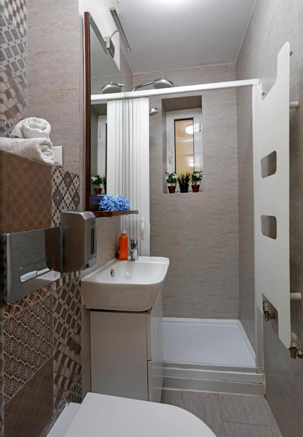 Lovely 2 Bedroom Apartment Near Old Town Bukarest Exteriör bild